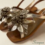 Sandália Rasteira Feminina de Couro Dourada com Aplique de Flor Scarpan