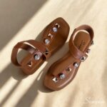 Sandália Rasteira Caramelo em Couro com Pedrarias e Elástico Scarpan