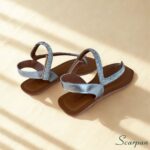 Sandália Rasteira com Tira de Strass e Fechamento em Velcro Prata Scarpan, possui traseiro para mais segurança.