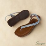 Sandália Rasteira com Tira de Strass e Fechamento em Velcro Prata Scarpan solado em TR