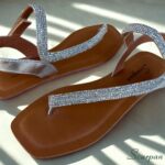 Sandália Rasteira com Tira de Strass e Fechamento em Velcro Prata Scarpan