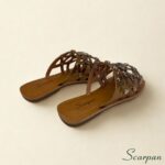 Sandália Rasteira bronze em Couro com Apliques Vazados e Pedrarias Scarpan
