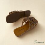 Sandália Rasteira bronze em Couro com Apliques Vazados e Pedrarias Scarpan