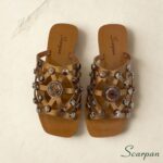 Sandália Rasteira bronze em Couro com Apliques Vazados e Pedrarias Scarpan