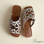 Sandália Rasteira Gelo (Off-White) em Couro com Apliques Vazados e Pedrarias Scarpan