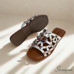 Sandália Rasteira Gelo (Off-White) em Couro com Apliques Vazados e Pedrarias Scarpan