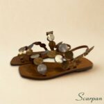 Sandália Rasteira em Couro legítimo com detalhe geométrico metálico dourado e prateado Scarpan