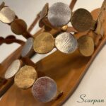 Detalhe frontal da Sandália Feminina em Couro Scarpan com círculos geométricos modernos