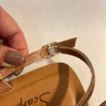 Elástico na fivela para facilitar o calce da Sandália Feminina em Couro Scarpan com círculos geométricos modernos