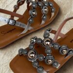 Sandália Rasteira Slide Couro Prata com Apliques Metálicos Ônix e Dourado Scarpan