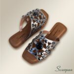 Sandália Rasteira em Couro Prata Velha com Apliques Vazados e Pedrarias Scarpan