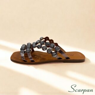 Sandália Feminina Rasteira em Couro Ônix com aplicações brilhantes da Scarpan