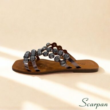 Sandália Feminina Rasteira em Couro Ônix com aplicações brilhantes da Scarpan
