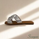 Sandália Feminina Rasteira em Couro Scarpan cor Prata – conforto e elegância