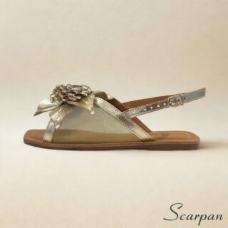 Sandália Rasteira Feminina de Couro Dourada com Aplique de Flor Scarpan