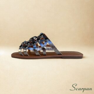 Sandália Rasteira em Couro Ônix com Apliques Vazados e Pedrarias Scarpan