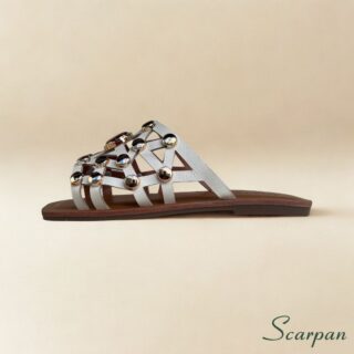 Sandália Rasteira Gelo (Off-White) em Couro com Apliques Vazados e Pedrarias Scarpan