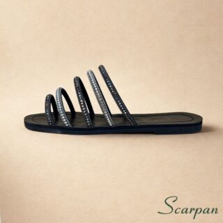 Sandália Rasteira Tiras Múltiplas com Strass Prata e Grafite sobre Base Preta Scarpan