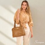 Bolsa de couro com divisórias modelo Cibeli na cor caramelo da Scarpan com detalhe de alça de ombro e logo dourado.