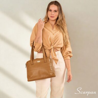 Bolsa de couro com divisórias modelo Cibeli na cor caramelo da Scarpan com detalhe de alça de ombro e logo dourado.