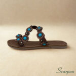 Sandália Rasteira Slide Couro Marrom com Pedras Turquesa, Apliques Dourados e Strass Scarpan