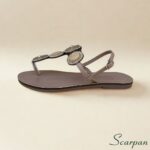 Sandália Rasteira de Dedo Marrom Marfim com Pedrarias e Detalhes Redondos em material natural com Fivela Scarpan