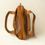 Bolsa de couro com divisórias modelo Cibeli na cor caramelo da Scarpan com detalhe de alça de ombro e logo dourado, visão de cima