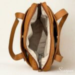 Bolsa de couro com divisórias modelo Cibeli na cor caramelo da Scarpan com detalhe de alça de ombro e logo dourado visão interna