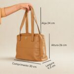Bolsa de couro com divisórias modelo Cibeli na cor caramelo da Scarpan com detalhe de alça de ombro e logo dourado com as medidas.