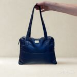 Bolsa de couro com divisórias Cibeli cor azul-marinho em couro legítimo com metais dourados. Parte frontal