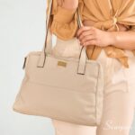 Bolsa feminina de couro legítimo com divisórias modelo Cibeli cor Off-White Scarpan. Vista com Detalhes