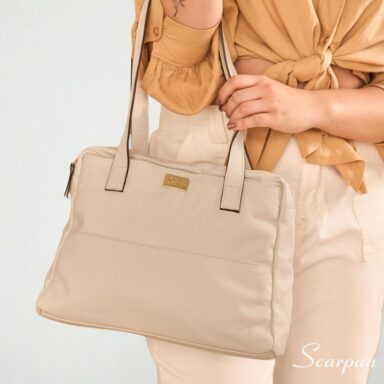 Bolsa feminina de couro legítimo com divisórias modelo Cibeli cor Off-White Scarpan. Vista com Detalhes