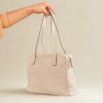 Bolsa feminina de couro legítimo com divisórias modelo Cibeli cor Off-White Scarpan. Parte de Trás.