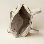 Bolsa feminina de couro legítimo com divisórias modelo Cibeli cor Off-White Scarpan. Parte Interna