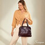 Bolsa de couro com divisórias Cibeli cor pinhão em couro legítimo com detalhes dourados.