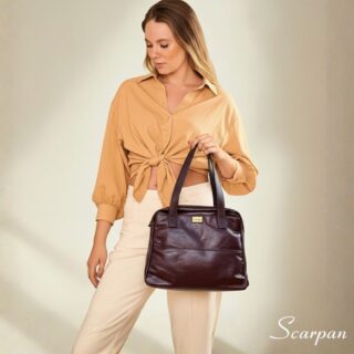 Bolsa de couro com divisórias Cibeli cor pinhão em couro legítimo com detalhes dourados.