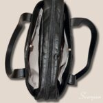 Bolsa de couro legítimo preta com três divisórias modelo Cibeli Scarpan vista de cima.