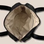 Bolsa de couro legítimo preta com três divisórias modelo Cibeli Scarpan vista interna do bolso principal.