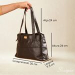 Bolsa de couro legítimo preta com três divisórias modelo Cibeli Scarpan com medidas.