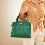 Bolsa feminina de couro legítimo com três divisórias na cor verde modelo Cibeli Scarpan.