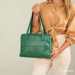 Bolsa feminina de couro legítimo com três divisórias na cor verde modelo Cibeli Scarpan. Parte Traseira.