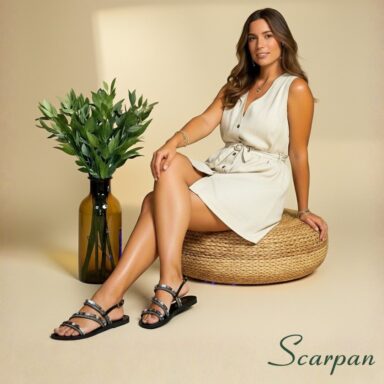 Sandália Rasteira Preta Tiras Cruzadas em Tecido Colorido (Azul, Marrom, Branco) com Pedras e Fivela Scarpan