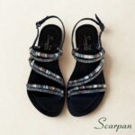 Sandália Rasteira Preta Tiras Cruzadas em Tecido Colorido (Azul, Marrom, Branco) com Pedras e Fivela Scarpan