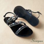 Sandália Rasteira Preta Tiras Cruzadas em Tecido Colorido (Azul, Marrom, Branco) com Pedras e Fivela Scarpan