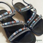 Sandália Rasteira Preta Tiras Cruzadas em Tecido Colorido (Azul, Marrom, Branco) com Pedras e Fivela Scarpan