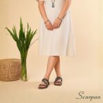 Sandália Rasteira Slide Couro Marrom com Pedras Turquesa, Apliques Dourados e Strass Scarpan