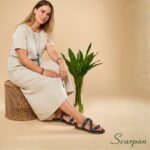 Sandália Rasteira Slide Couro Marrom com Pedras Turquesa, Apliques Dourados e Strass Scarpan