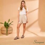 Sandália Rasteira Slide Nude com Tiras Cravejadas em Pedraria Nude, Cristal e Metal Dourado e Palmilha Macia Scarpan