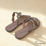 Sandália Rasteira Slide Nude com Tiras Cravejadas em Pedraria Nude, Cristal e Metal Dourado e Palmilha Macia Scarpan