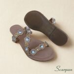 Sandália Rasteira Slide Nude com Tiras Cravejadas em Pedraria Nude, Cristal e Metal Dourado e Palmilha Macia Scarpan. Solado em TR